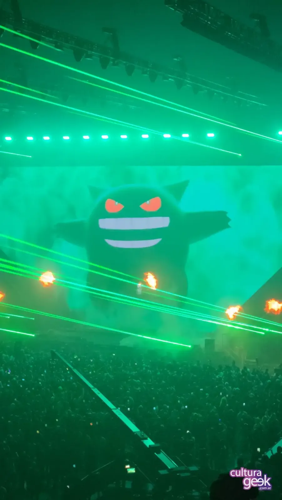 Gengar gigante en la pantalla de Pokémon Night Out 2026, rodeado de láseres verdes y llamaradas