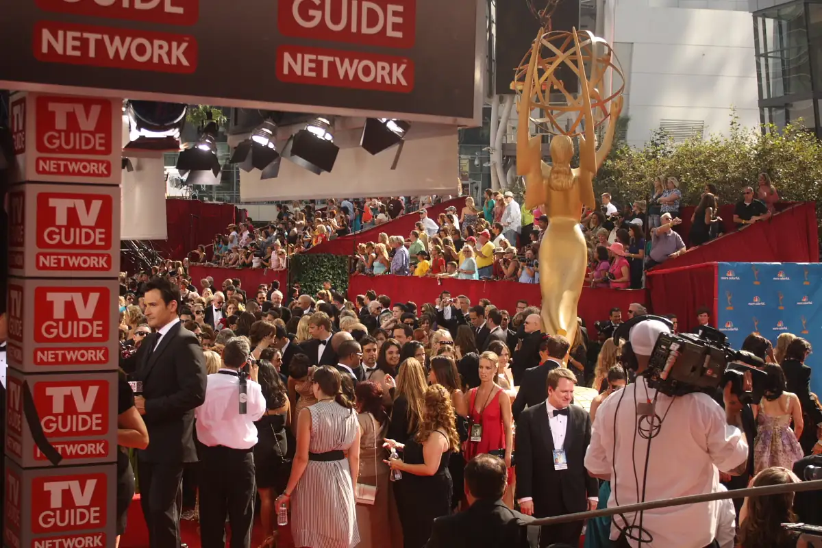 Exterior de la ceremonia de los premios Emmy 2010 en Los Ángeles, con la estatuilla gigante sobre la alfombra roja