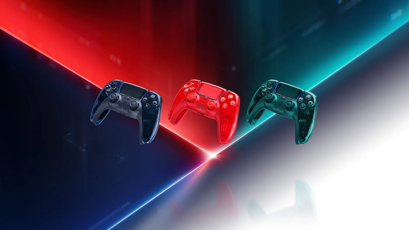 Los tres DualSense transparentes de la Prism Collection de PlayStation: Graphite Gray, Flare Orange y Emerald Green