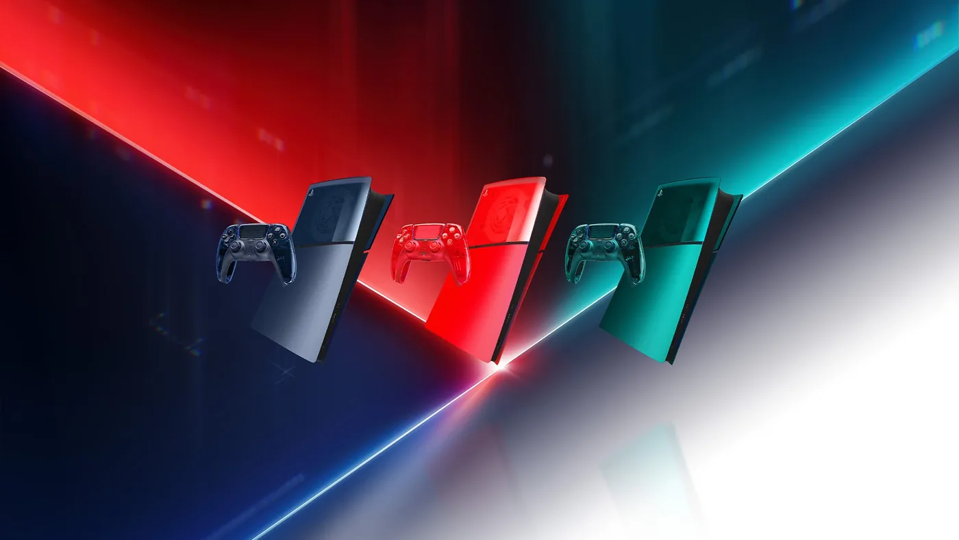 Consolas PS5 con las covers de la Prism Collection en Graphite Gray, Flare Orange y Emerald Green, junto a sus DualSense