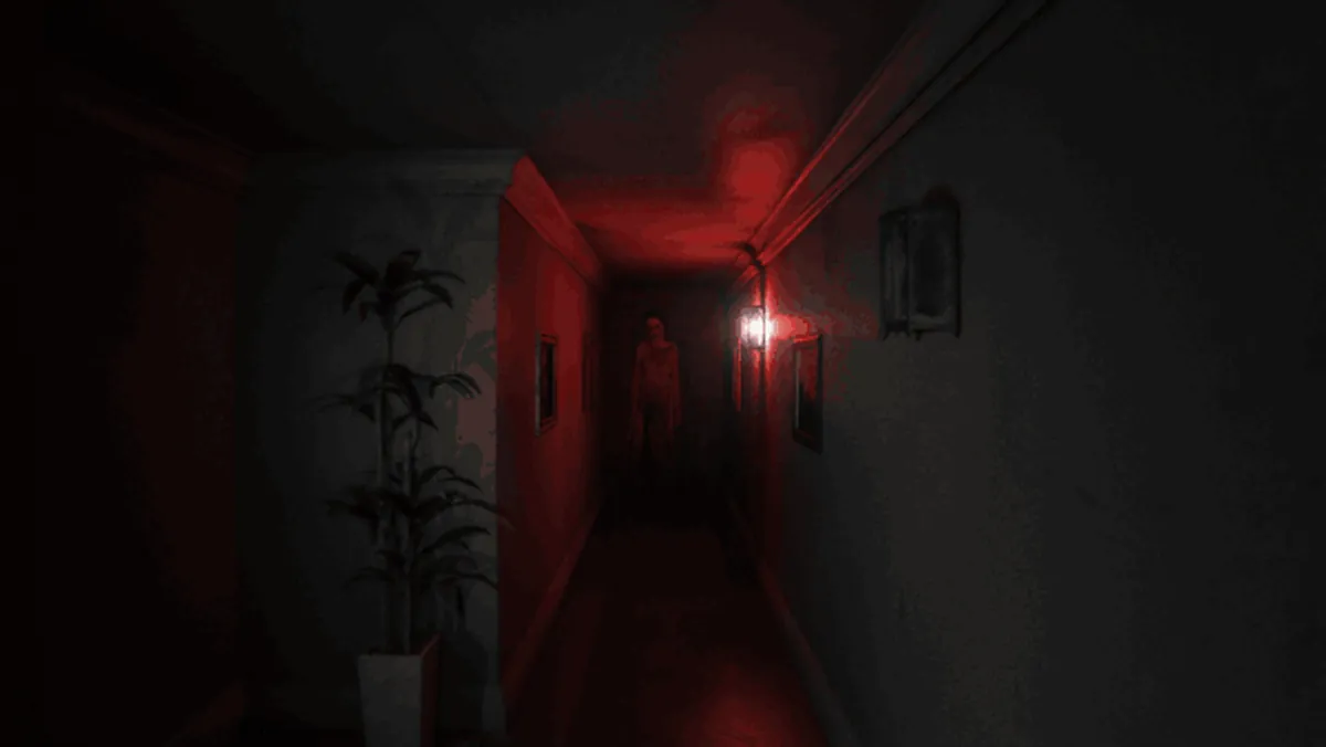 Captura del port nativo de P.T. para PC: Lisa aparece al fondo del pasillo bañado de luz roja