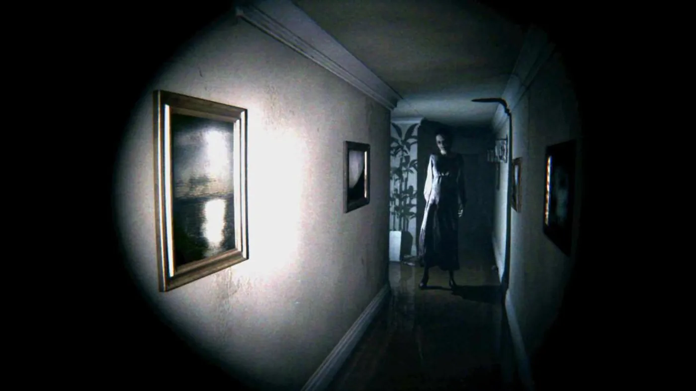 Lisa, el fantasma de P.T., al fondo del pasillo iluminado por una linterna en el teaser de Silent Hills de Hideo Kojima