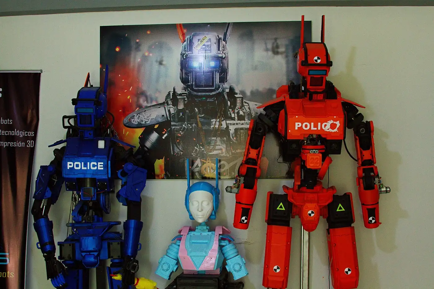 Réplicas de Chappie y del robot policía de la película de Neill Blomkamp, hechas por Robotics Creators Bolivia