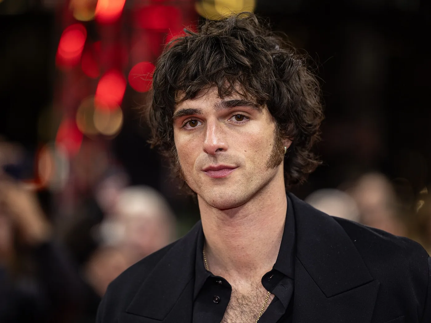 Retrato de Jacob Elordi con saco negro en una alfombra roja