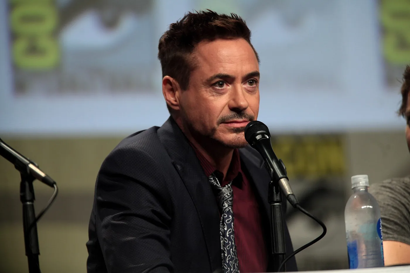 Robert Downey Jr. frente a un micrófono en un panel de la Comic-Con de San Diego