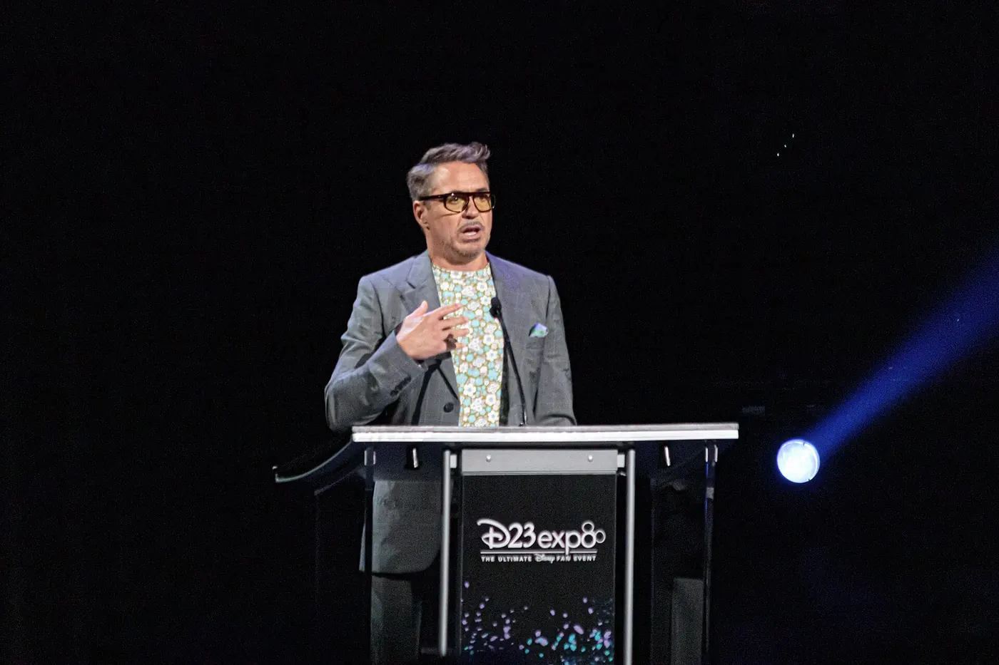 Robert Downey Jr. habla desde un atril en la ceremonia de los Disney Legends de la D23 Expo 2019