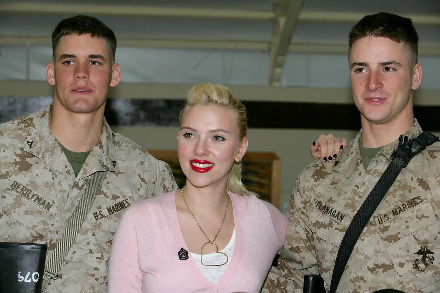 Scarlett Johansson posa sonriente entre dos marines estadounidenses durante una visita a las tropas