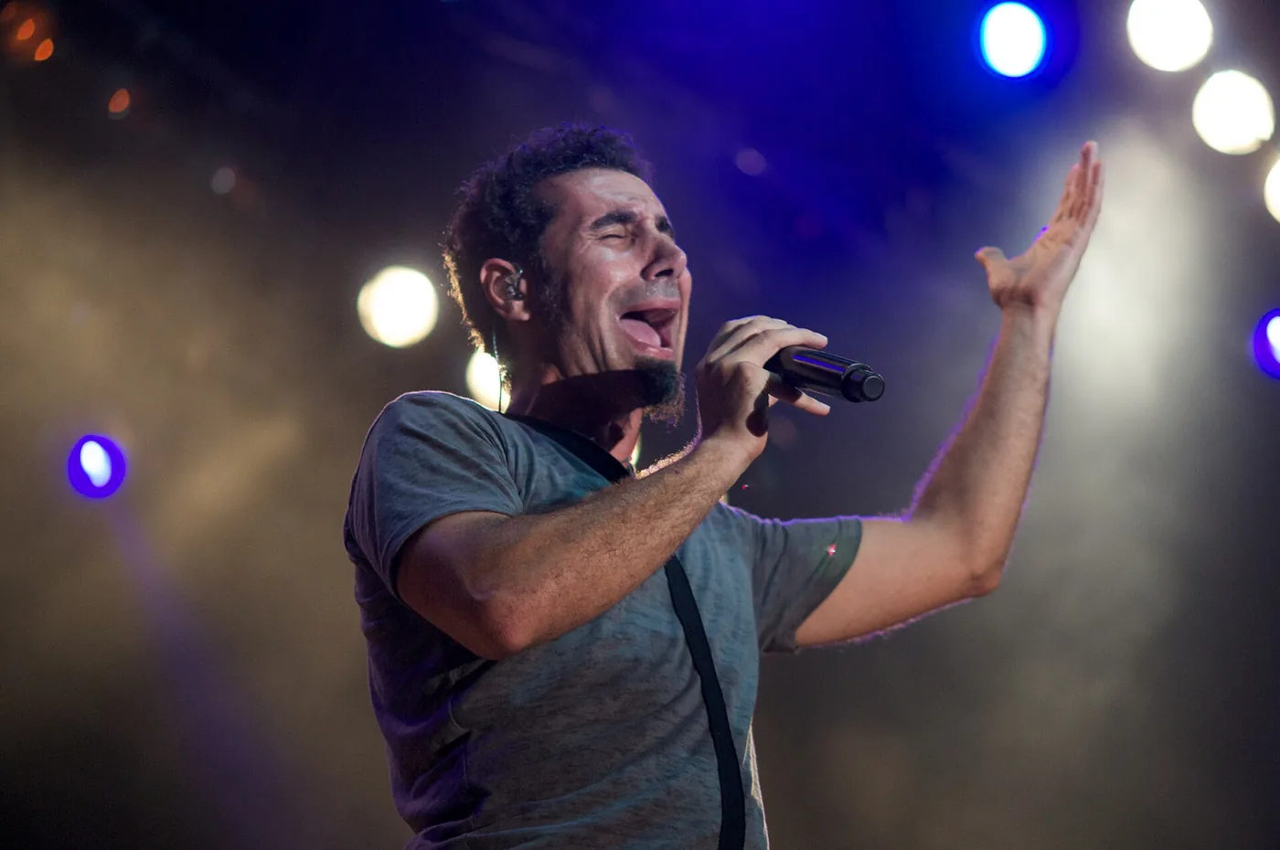 Serj Tankian canta con el brazo en alto durante un recital en el festival Spirit of Burgas