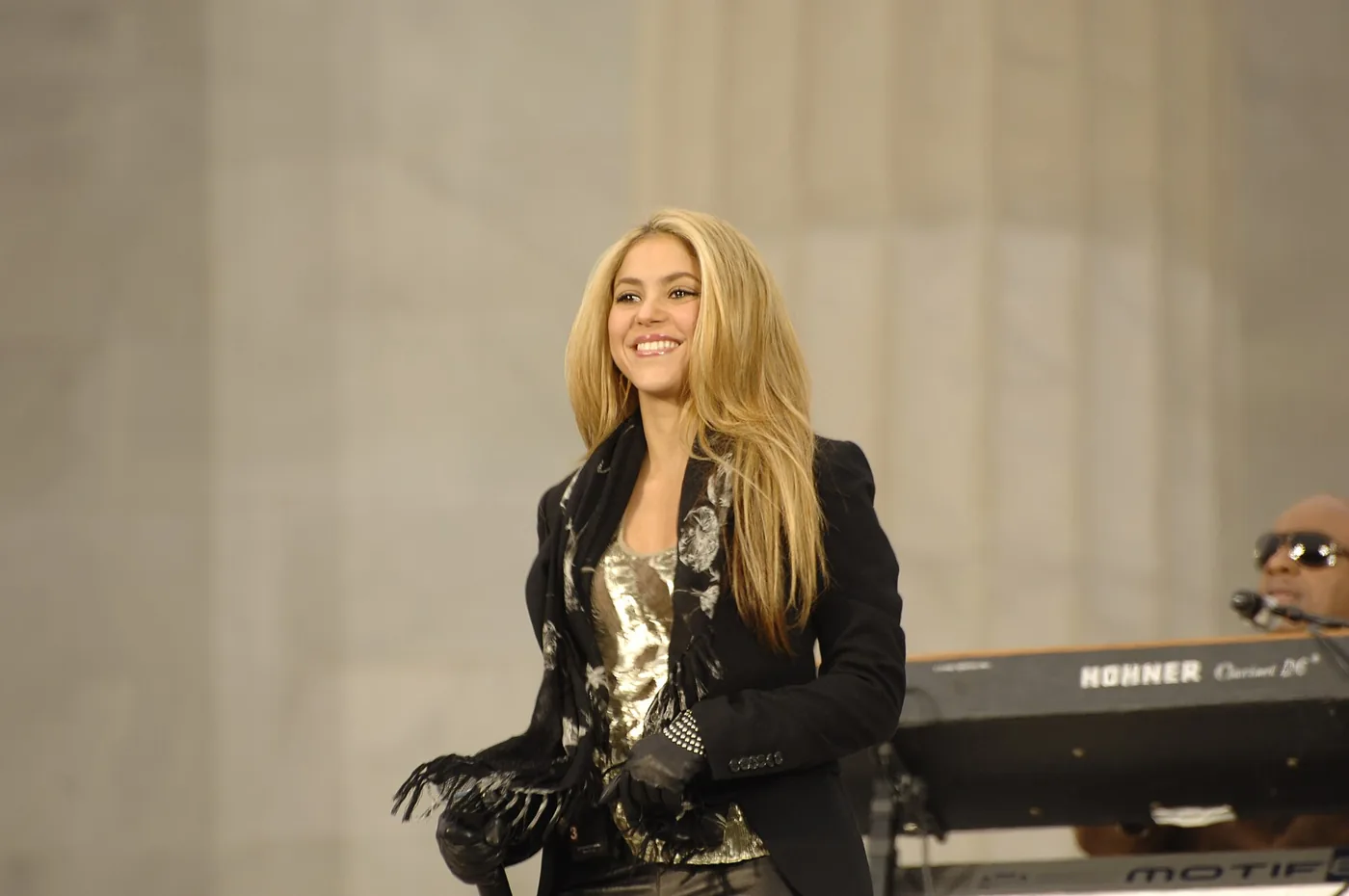 Shakira sonríe en un escenario durante un acto oficial en Washington
