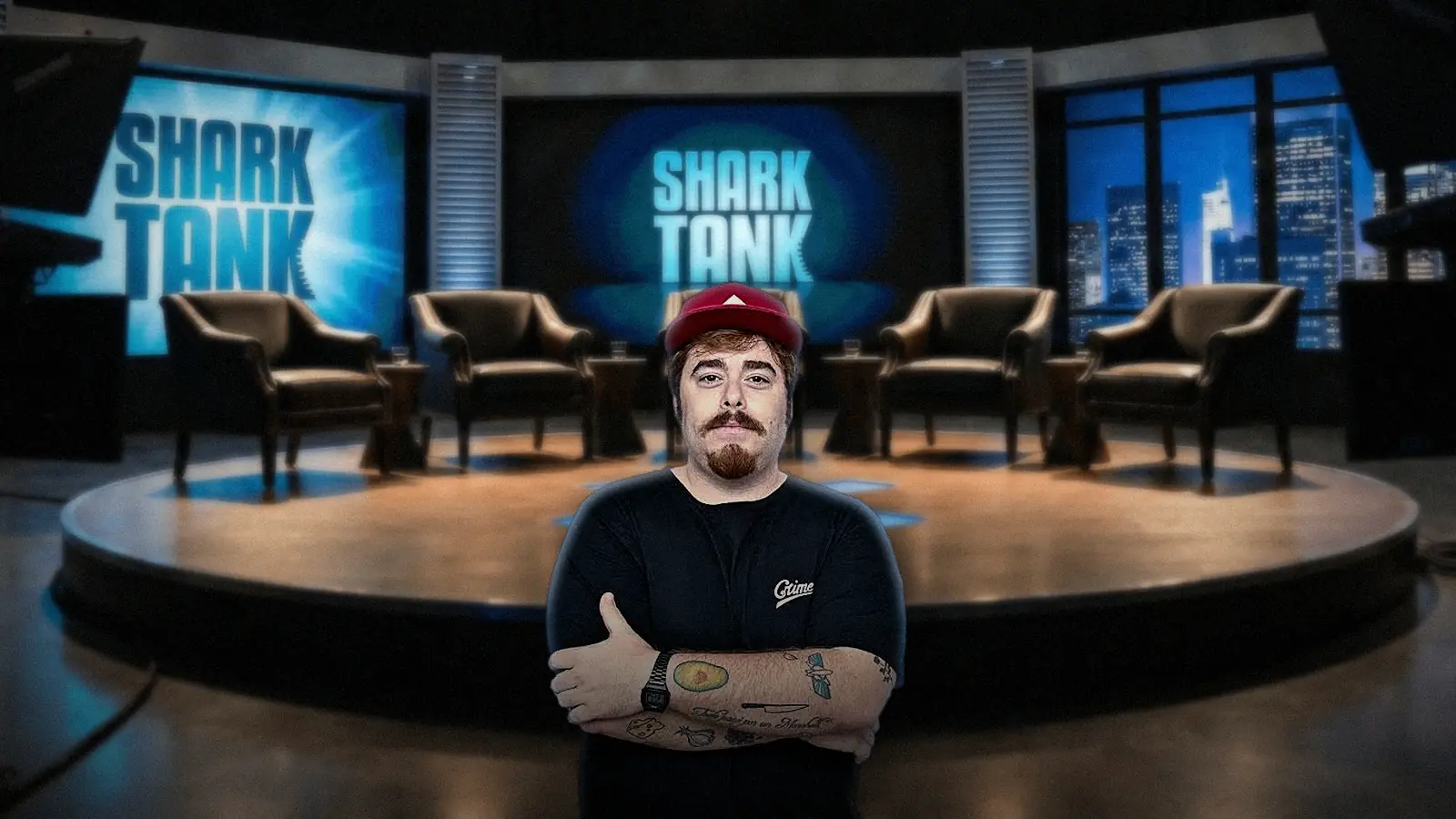 Montaje ilustrativo: Migue Granados, cofundador de OLGA, de brazos cruzados en un set de Shark Tank con los sillones de los tiburones vacíos