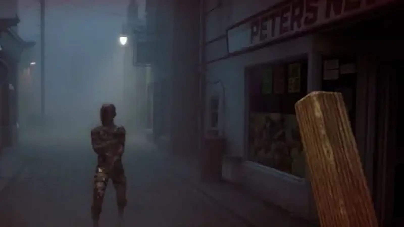 Una criatura se acerca entre la niebla de St. Amelia mientras el jugador empuña un tablón en Silent Hill: Townfall