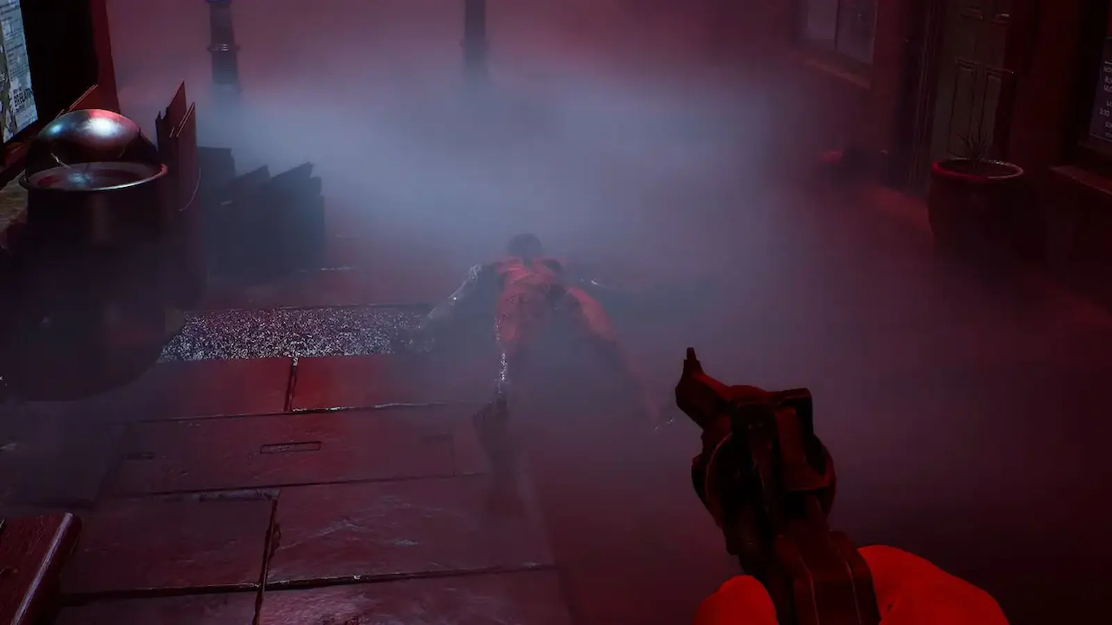 El protagonista apunta con un revólver a una criatura entre la niebla roja en Silent Hill: Townfall