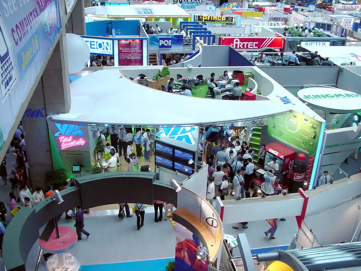 Stand de VIA con público recorriendo la feria Computex en Taipéi