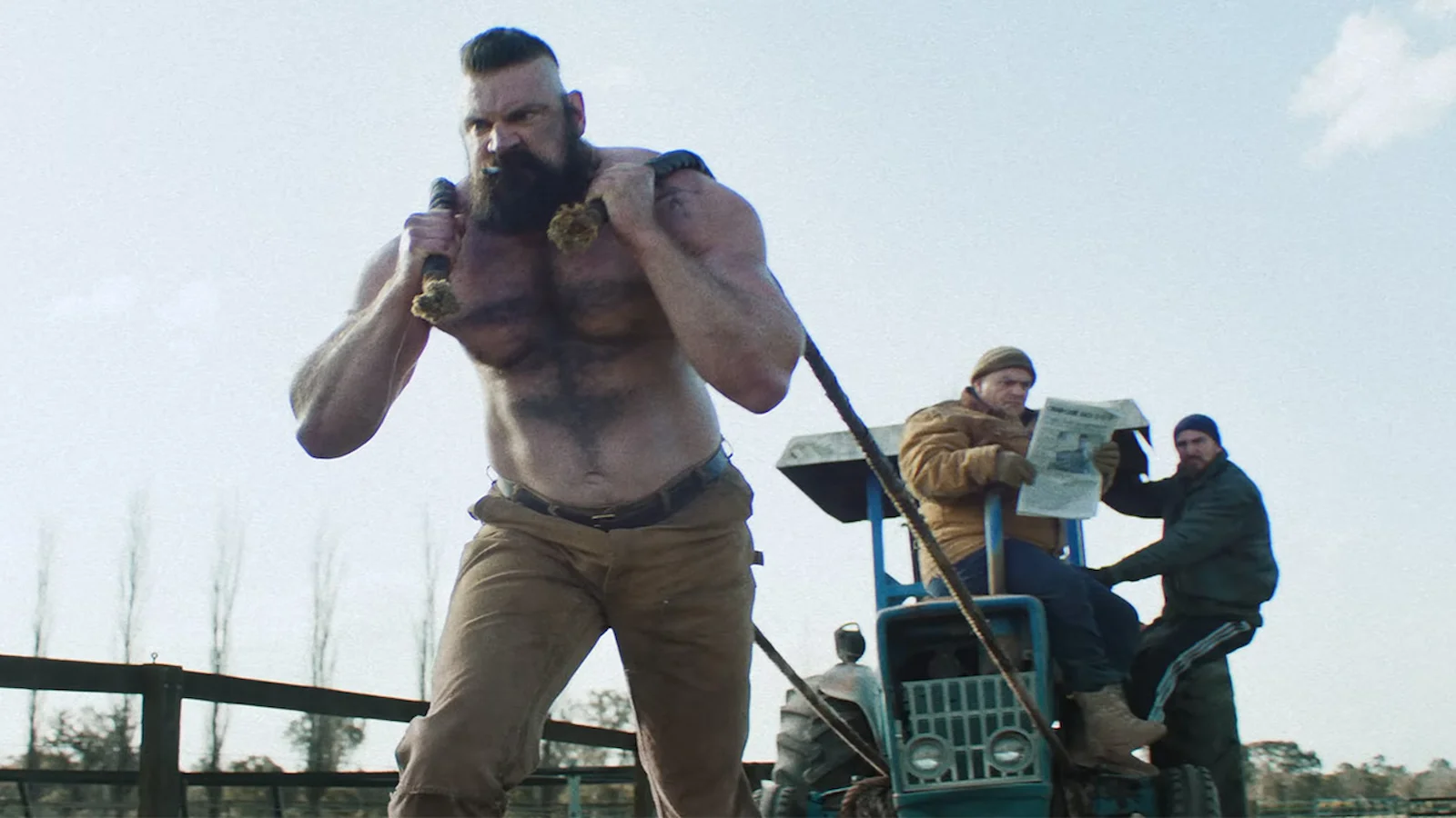 Olivier Richters como Zangief arrastra un tractor en la película Street Fighter (2026)