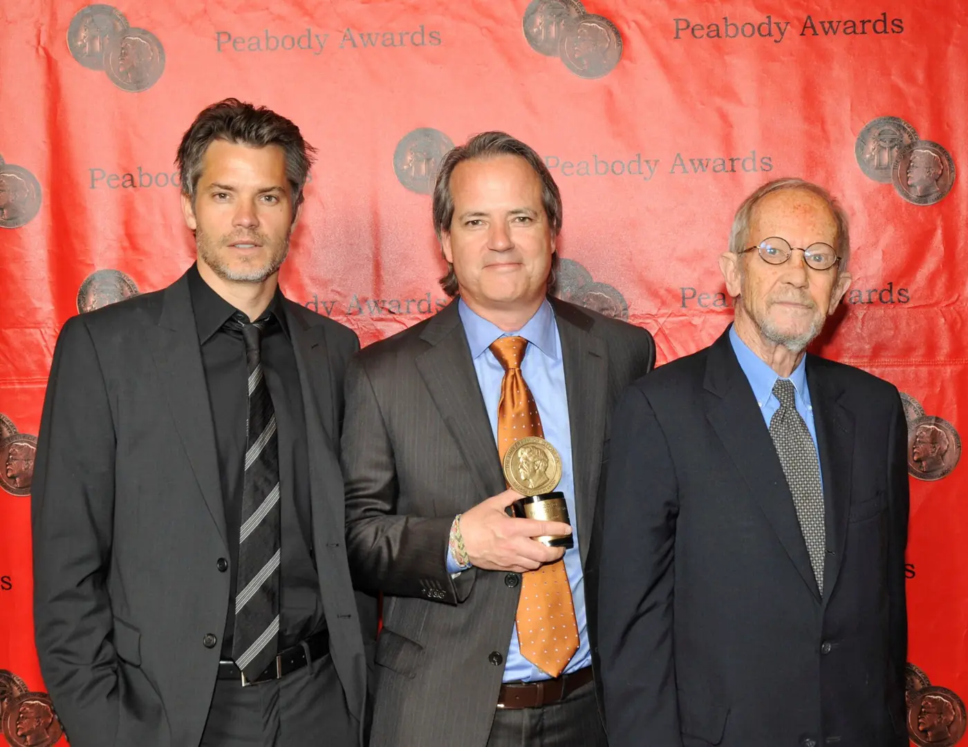 Timothy Olyphant junto a Graham Yost y Elmore Leonard en los premios Peabody