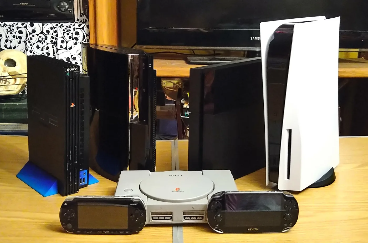 Todas las consolas PlayStation juntas, de la primera a la PlayStation 5, con la PSP y la PS Vita adelante