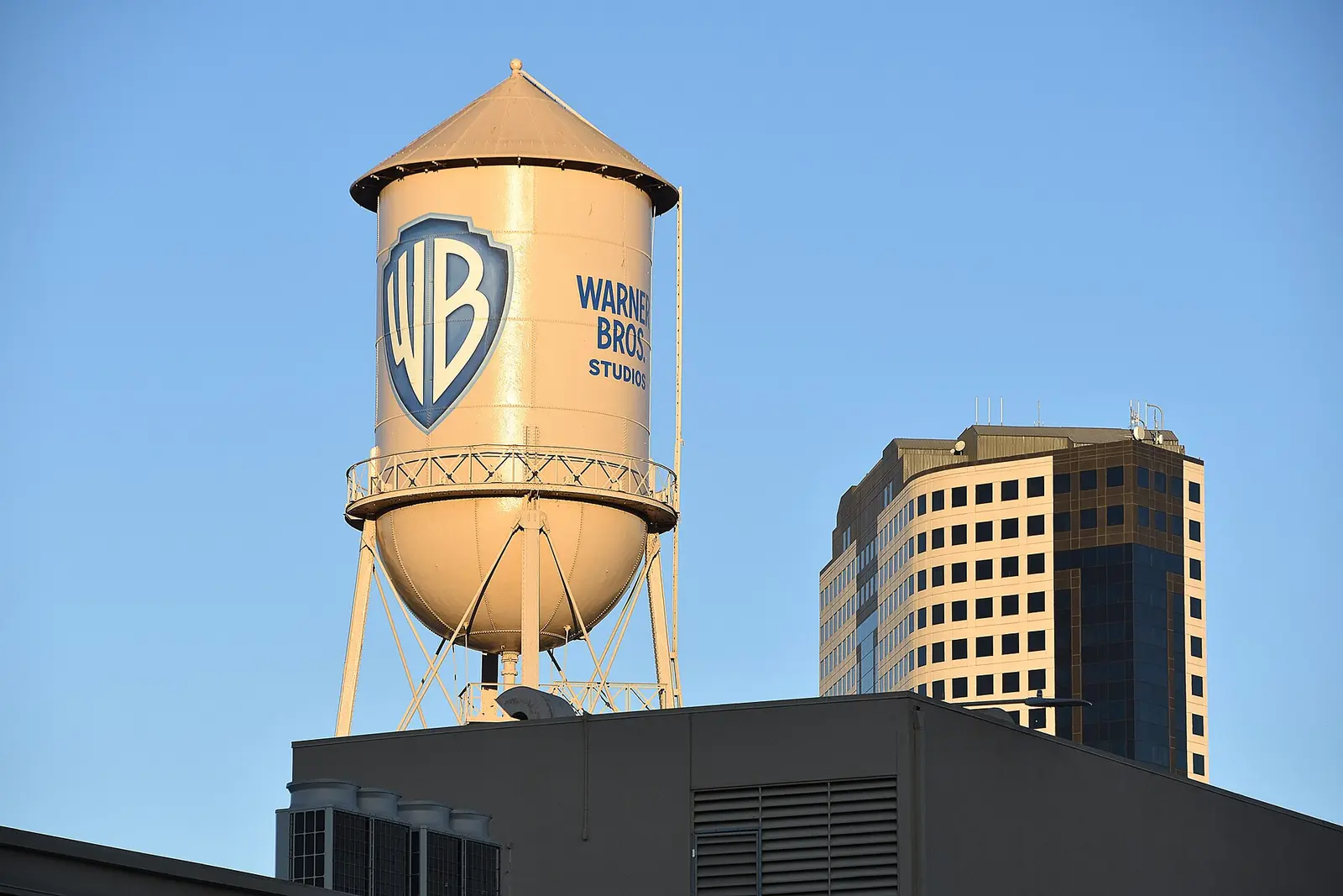 Torre de agua de los estudios Warner Bros. en Burbank, California, ahora parte de Skydance junto con Paramount