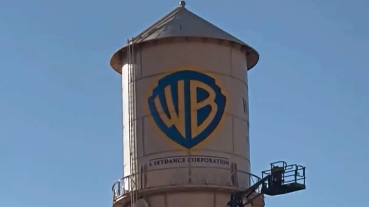 La torre de agua de Warner Bros. en Burbank, recién repintada con la frase A Skydance Corporation debajo del logo