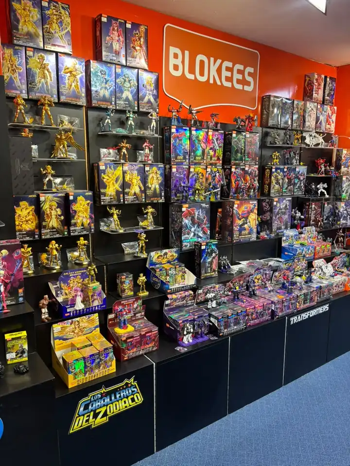 Exhibidor de Blokees en Vulcanita Collector con figuras doradas de Los Caballeros del Zodíaco y kits de Transformers