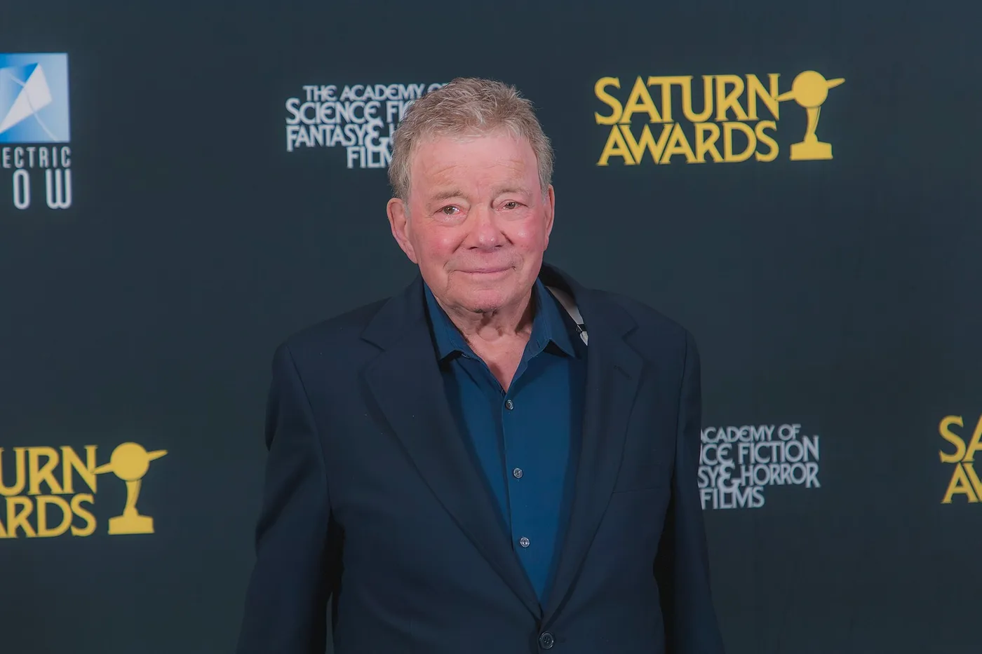 William Shatner posa en la alfombra roja de los premios Saturn