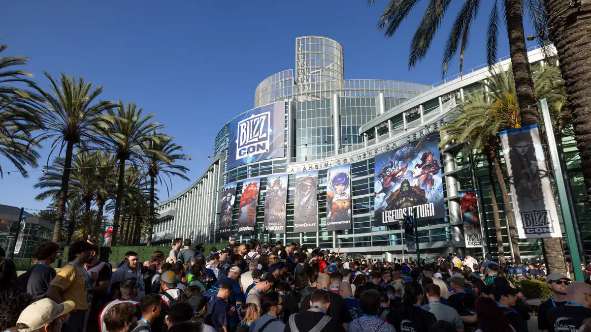 Público en la entrada de BlizzCon 2026 en el centro de convenciones de Anaheim, uno de los eventos que abarca Xbox XP