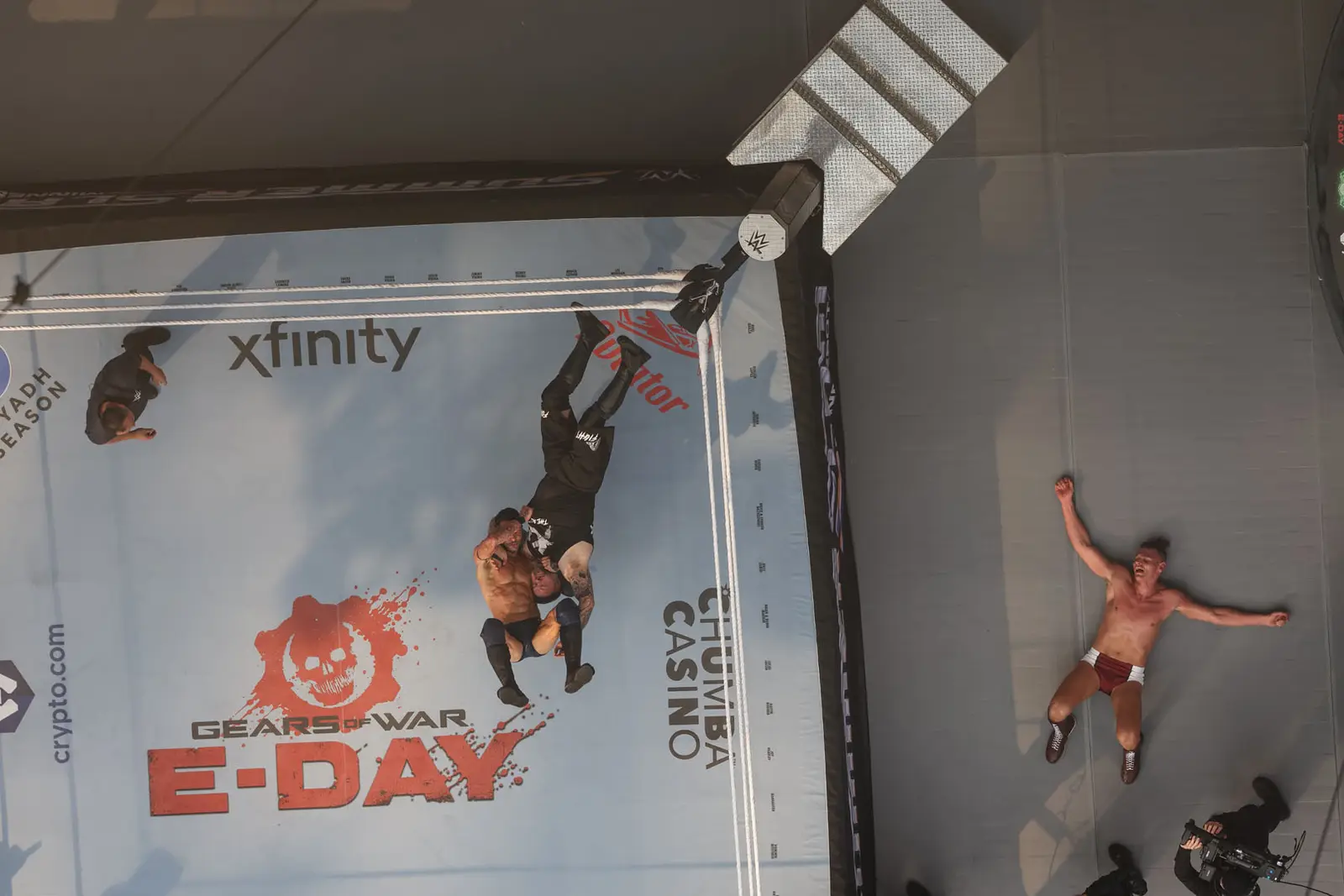 Vista aérea de un ring de WWE con la marca de Gears of War: E-Day, ejemplo de las alianzas de Xbox XP
