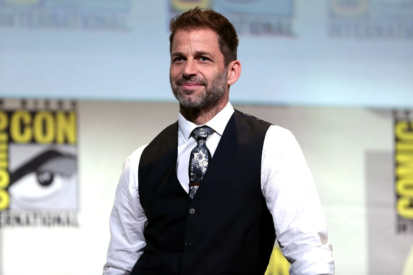 Zack Snyder, de chaleco y corbata, en el panel de Justice League de la Comic-Con de San Diego 2016