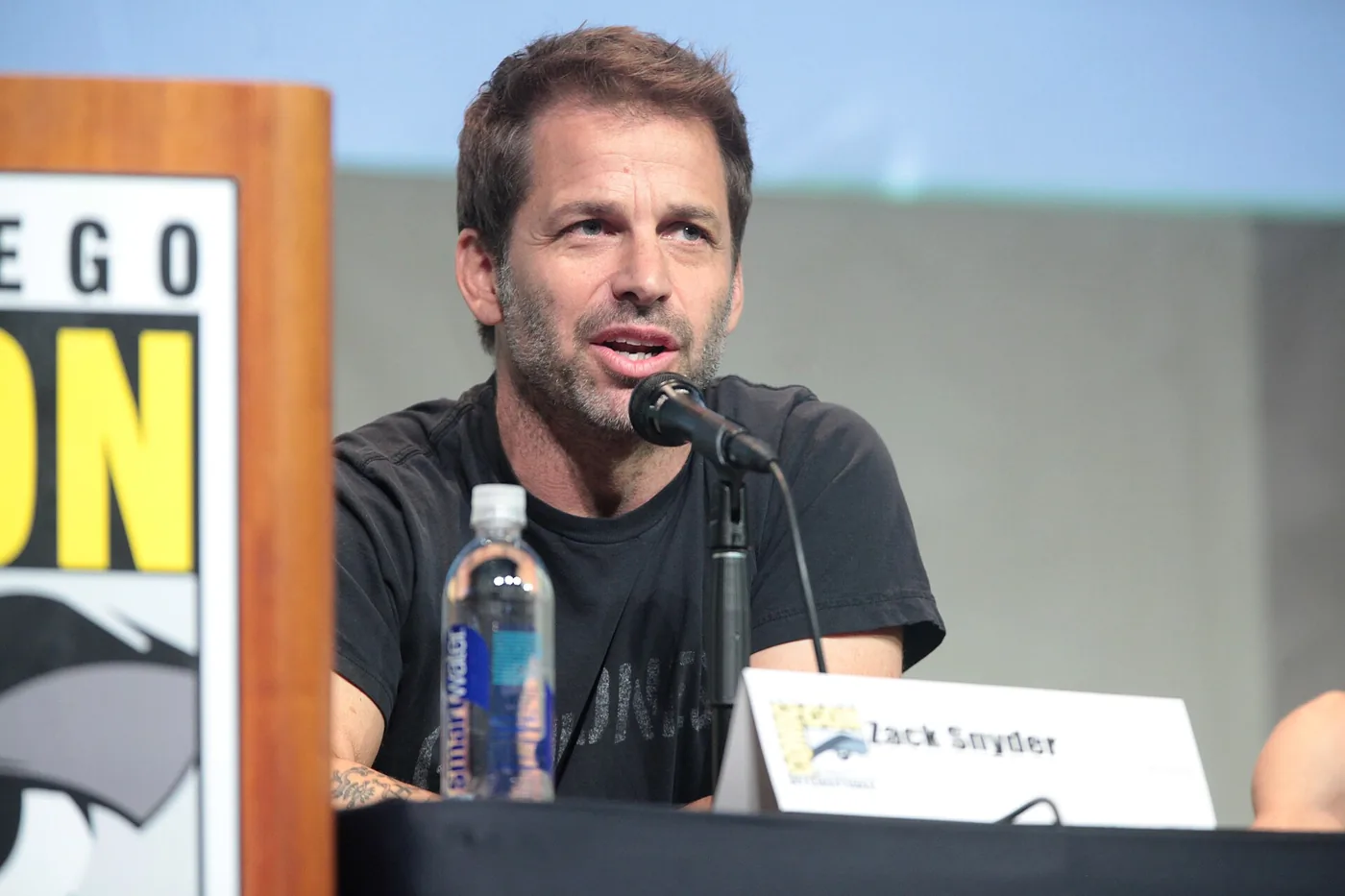 El director Zack Snyder habla en un panel de la Comic-Con de San Diego